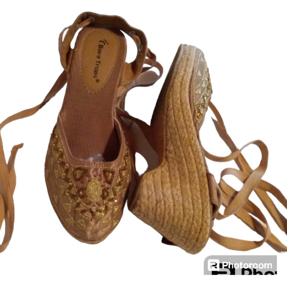 Bare Traps tie-up wedges sz 8